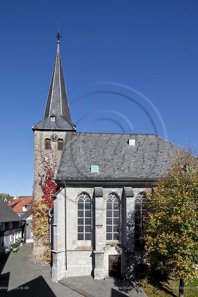 Wuelfrath Blick auf evangelische Kirche mit Kirchplatz und Herbstbaeumen; Wuelfrath view at evangelic church with church square and trees in autumn