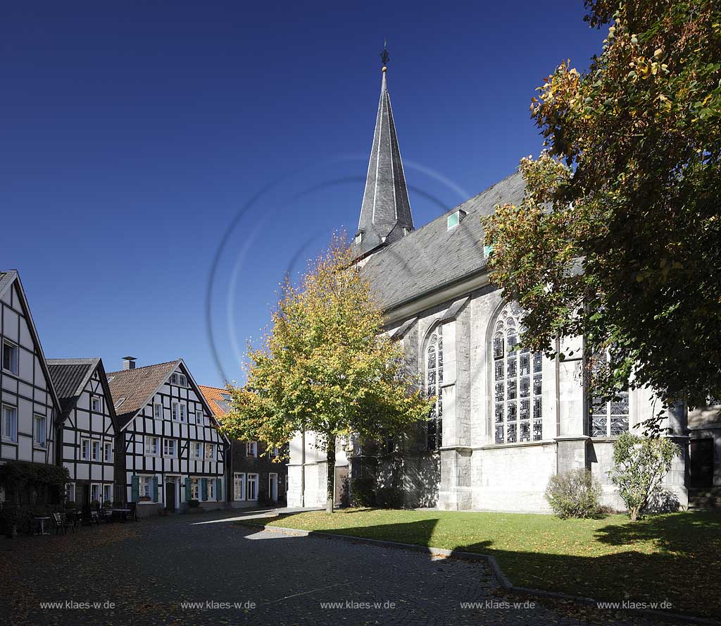 Wuelfrath Blick auf evangelische Kirche mit Kirchplatz und Herbstbaeumen; Wuelfrath view at evangelic church with church square and trees in autumn