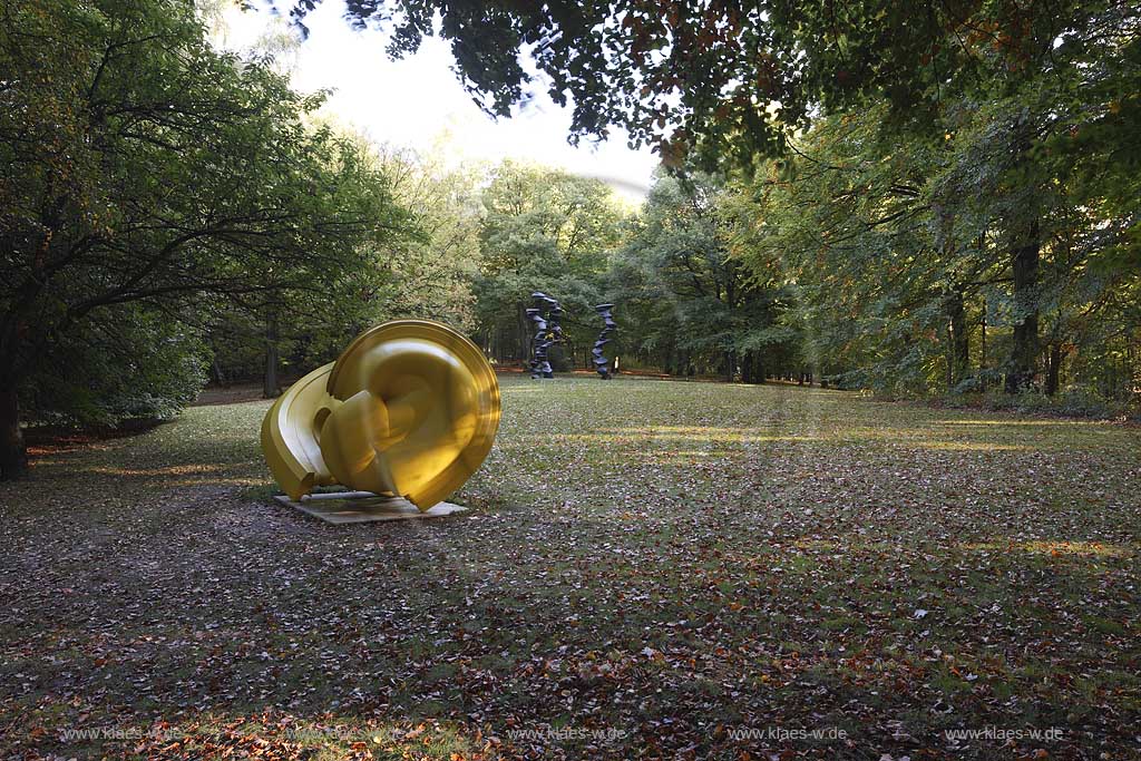 Wuppertal-Barmen Skulpturenpark Waldfrieden Tony Cragg Bronzeskulptur Declination, Farbe gelb anno 2004; Wuppertal-Barmen spulpture park Waldfrieden of Tony Cragg bronze sculpture Declination, yellow colored, from 2004 