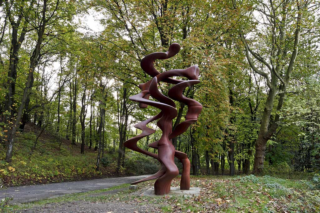 Wuppertal-Barmen Skulpturenpark Waldfrieden Tony Cragg Bronzeskulptur To The Knee anno 2008 an der Zufahrt zum Park; Wuppertal-Barmen spulpture park Waldfrieden of Tony Cragg bronze sculpture To The Knee from 2008