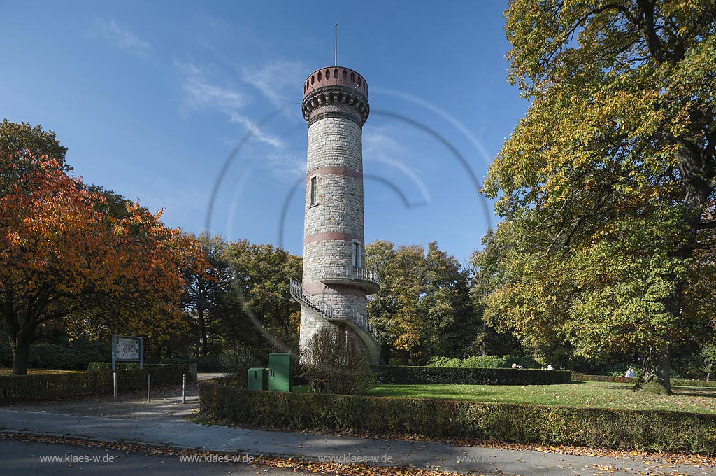 Wuppertal-Barmen, Toelleturm im Herbst, er ist ein Aussichtsturm aus Grauwacke und hat einen Durchmesser von 7,70 Meter; Wuppertal-Barmen, look-out tower Toelleturm in snow.