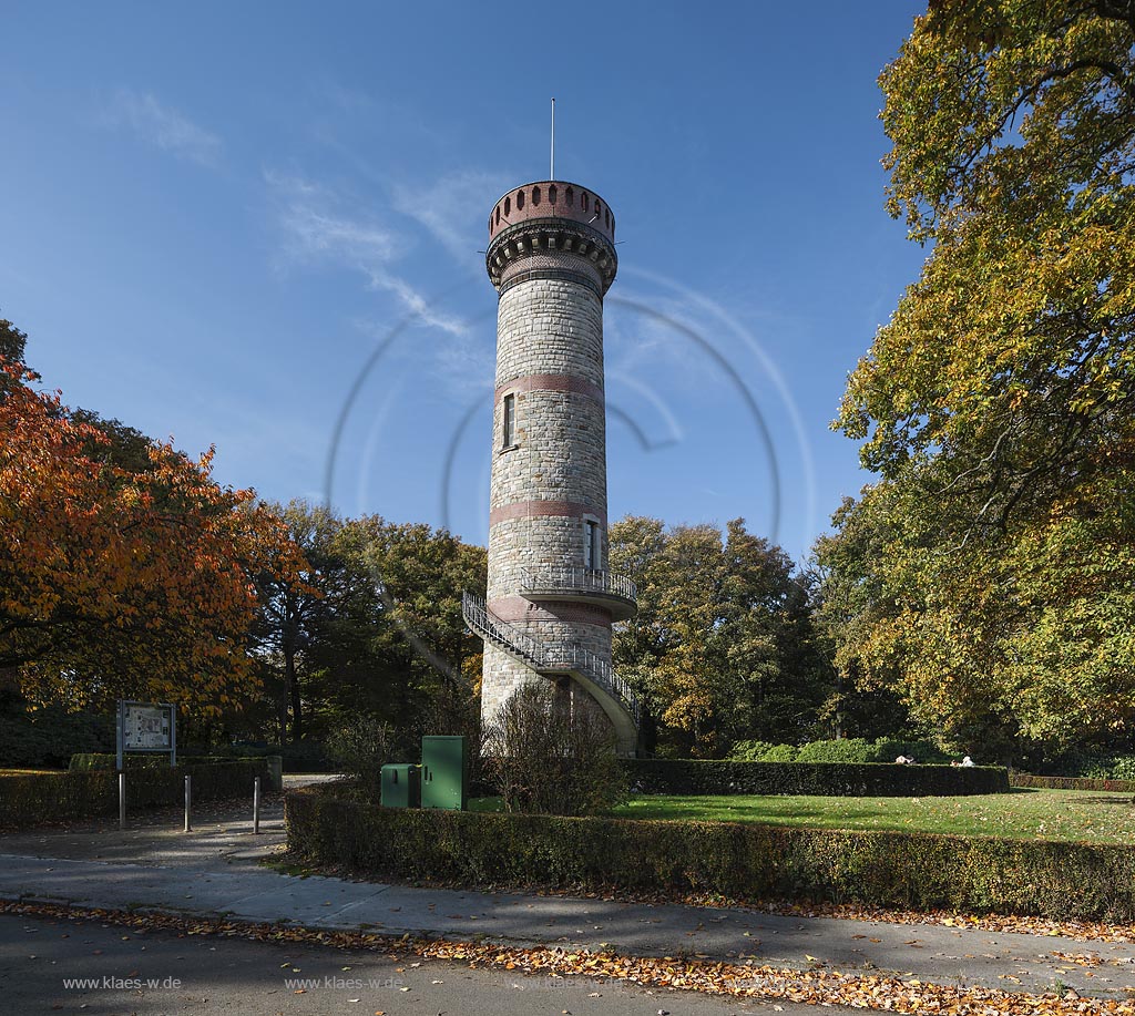 Wuppertal-Barmen, Toelleturm im Herbst, er ist ein Aussichtsturm aus Grauwacke und hat einen Durchmesser von 7,70 Meter; Wuppertal-Barmen, look-out tower Toelleturm in snow.
