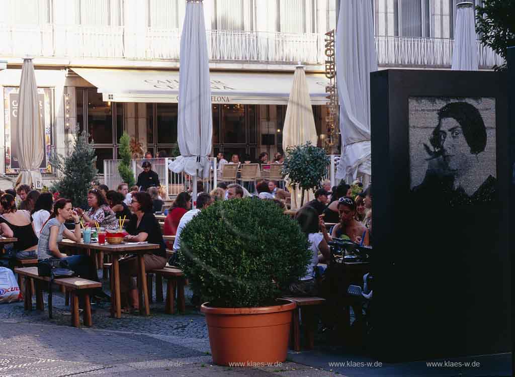 Elberfeld, Wuppertal, Regierungsbezirk Dsseldorf, Duesseldorf, Blick auf Else Lasker Schueler Denkmal vor Cafe Barcelona mit Biergarten