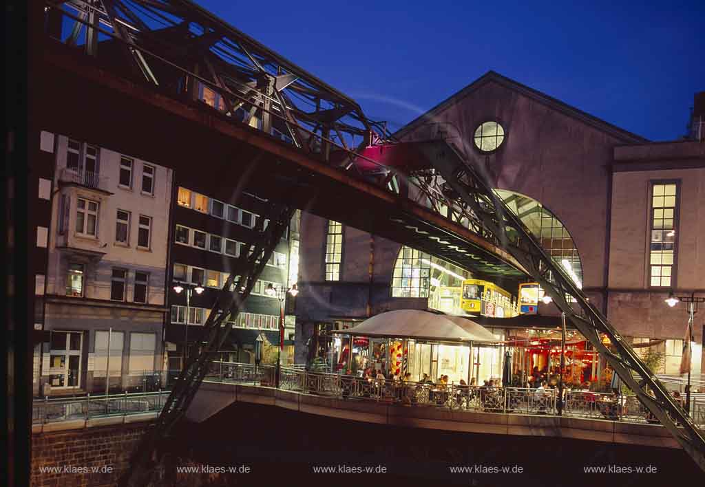 Elberfeld, Wuppertal, Blick auf Schwebebahn im Koebo, Kbo Haus mit Aussengastronomie am Abend
