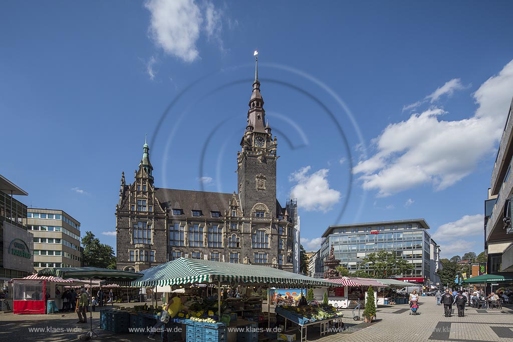 Wuppertal Elberfeld, Elberfelder Markt mit dem Verwaltungsgebaeude. Das im Jahre 1900 eingeweihte, ehemalige Rathaus, ist im Stil der Neugotik gebaut. Wuppertal Elberfeld, market with administrative building.