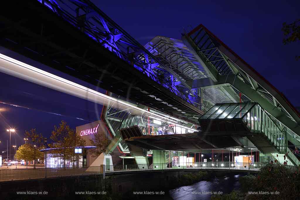 Wuppertal, Elberfeld, Schwebebahn Station Kluse, Schwebenbahnbahnhof bei Nach tbeleuchtet  mit Lichtwelle, Lichtinstallation durch fahrende Schwebebahn mit Cinemaxx Kino im Hintergrund
