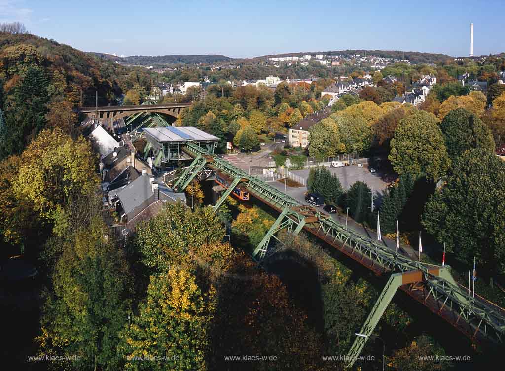 Stadion, Station Zoo, Elberfeld, Wuppertal, Bergisches Land, Panoramablick auf Schwebebahn, Schwebebahnbahnhof und Stadt in Herbststimmung