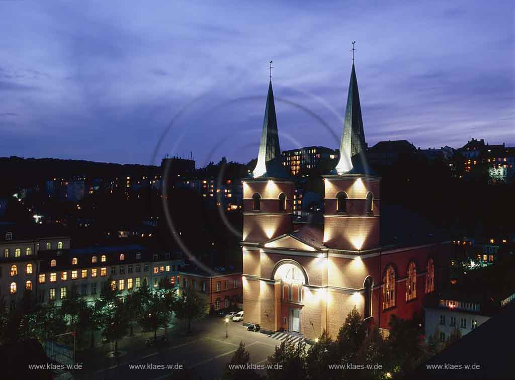 Elberfeld, Wuppertal, Regierungsbezirk Dsseldorf, Duesseldorf, Blick auf beleuchtete Kirche St. Laurentius im Abendlicht