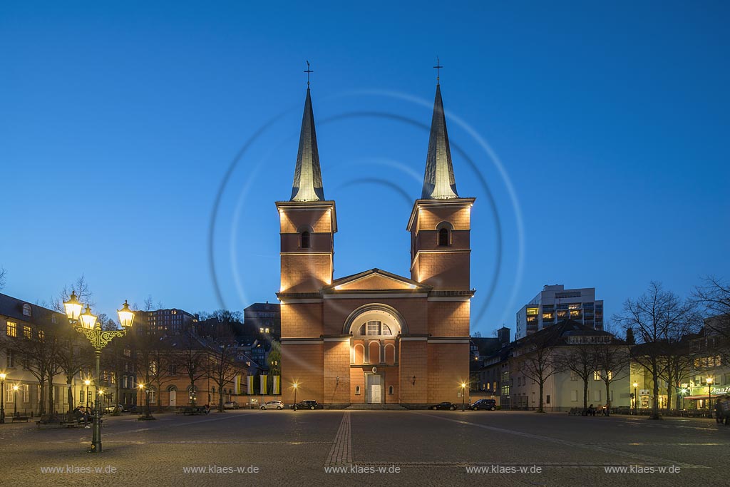 Wuppertal-Elberfeld, Luisenvierte, Basilika St. Laurentius zur Blauen Stunde illuminiert, Wuppertal-Eelberfeld basilica St. Laurentius illuminated during blue hour.