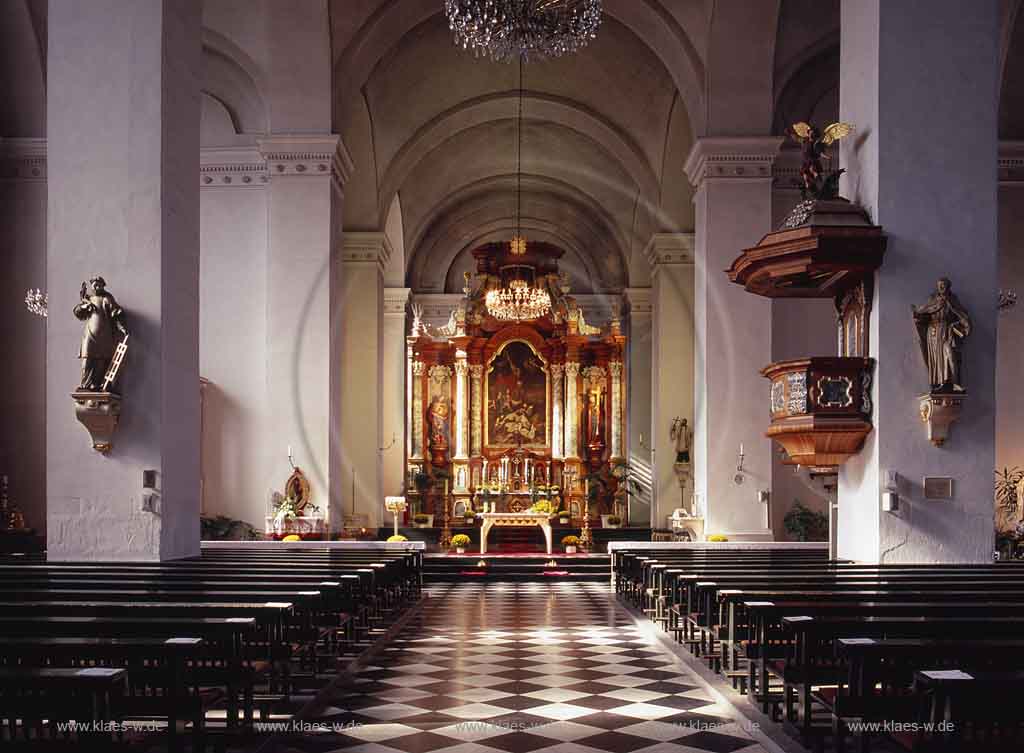 Elberfeld, Wuppertal, Regierungsbezirk Dsseldorf, Duesseldorf, Blick in Kirche St. Laurentius auf Altar, Kanzel und Holzbnke, Holzbaenke 