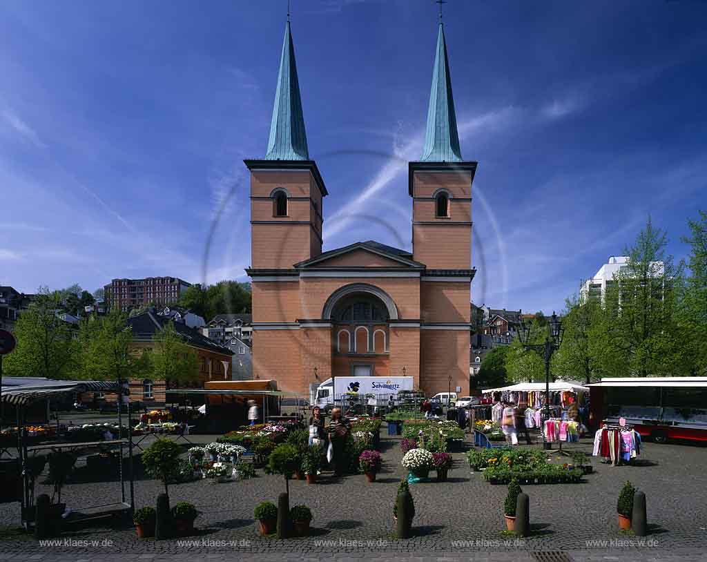 Elberfeld, Wuppertal, Regierungsbezirk Dsseldorf, Duesseldorf, Blick auf Kirche St. Laurentius mit Sicht auf Wochenmarkt vor der Kirche
