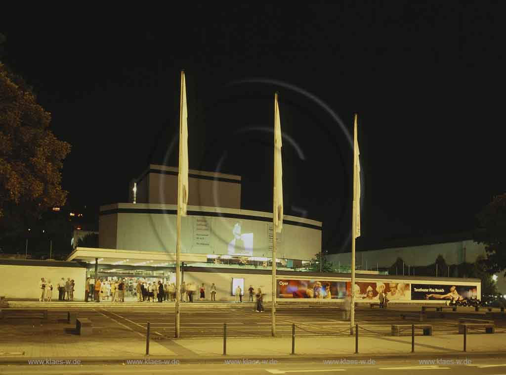 Elberfeld, Wuppertal, Regierungsbezirk Dsseldorf, Duesseldorf, Blick auf Stadttheater in Abendstimmung mit Besuchern im Foyer