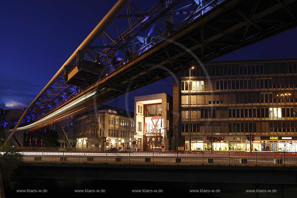 Wuppertal-Elberfeld, Schwebebahn Bruecke Ueberbau ber B7, Station Kluse, blaue Stunde, Lichtwelle, Lichtinstallation; Wuppertal-Elberfeld elevated railway in blue hour with illumination Lightwave