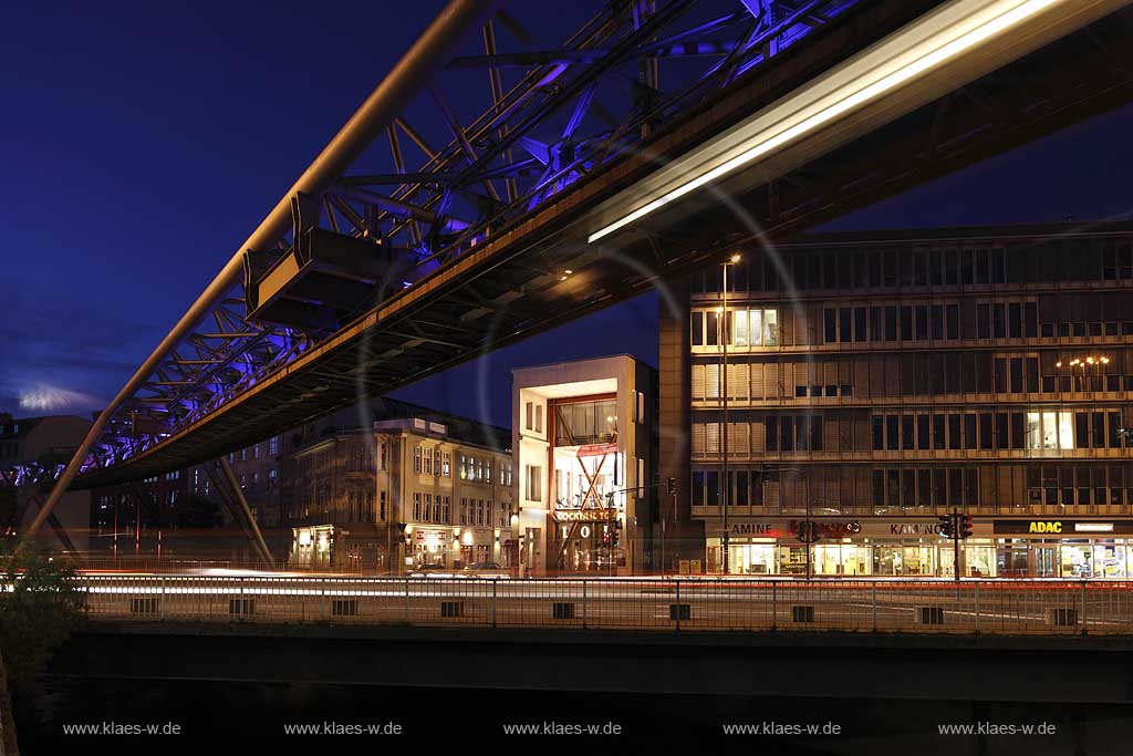 Wuppertal-Elberfeld, Schwebebahn Bruecke Ueberbau ber B7, Station Kluse, blaue Stunde, Lichtwelle, Lichtinstallation; Wuppertal-Elberfeld elevated railway in blue hour with illumination Lightwave