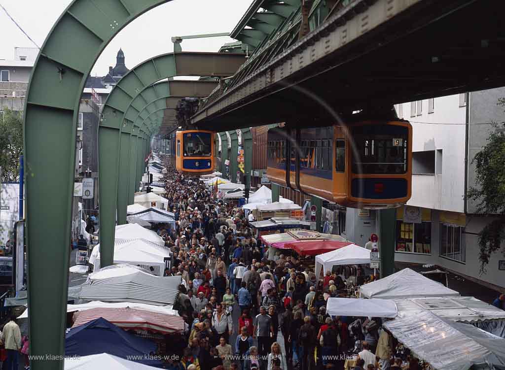 Vohwinkel, Wuppertal, Regierungsbezirk Dsseldorf, Duesseldorf, Blick auf Flohmarkt mit Staenden, Stnden und Besuchern mit Sicht auf Schwebebahn
