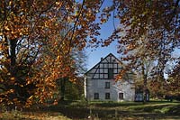 Wiehl, Oberbergischer Kreis, Bergisches Land, Regierungsbezirk Kln, Blick auf Gut, Fachwerkhaus Paffenberg in Herbststimmung  