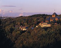 Solingen, Burg, Regierungsbezirk Dsseldorf, Blick auf Schloss Burg und Landschaft im Herbst
