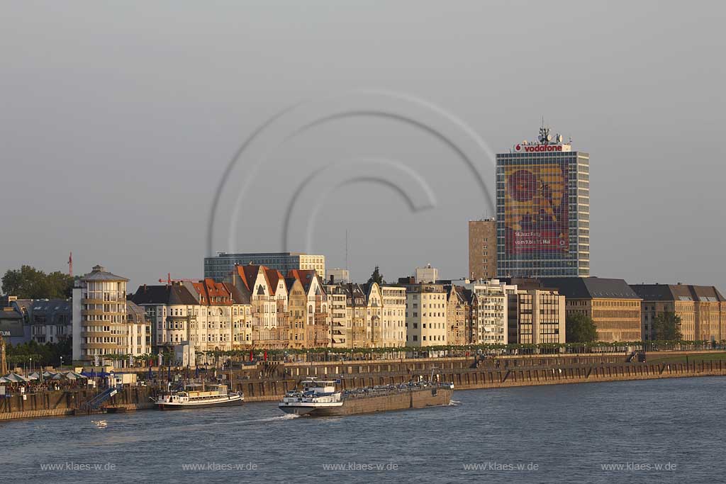Hafen, Dsseldorf, Duesseldorf, Blick ber, ueber Rhein mit Schiff auf Schlossufer mit Vodafone Hochhaus