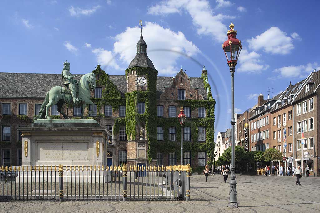 Altstadt, Dsseldorf, Duesseldorf, Niederrhein, Bergisches Land, Blick auf Rathaus mit Jan Wellem Denkmal auf Marktplatz 