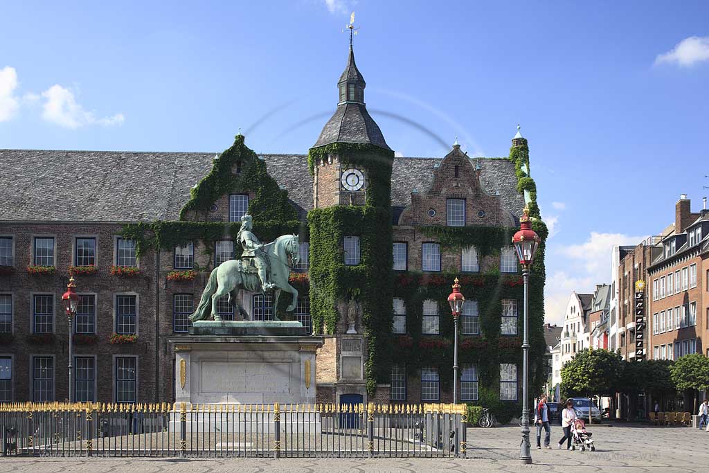 Blick auf den Marktplatz in Dsseldorf, Duesseldorf in der Altstadt mit Sicht auf das Rathaus und dem Jan Wellem Denkmal in Sommerstimmung