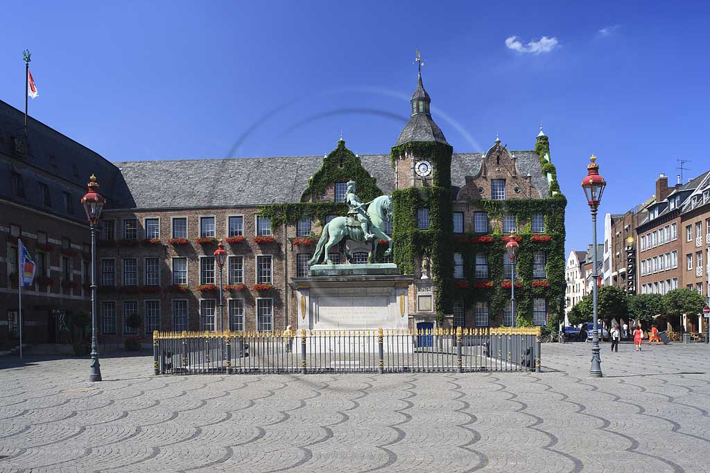 Blick auf den Marktplatz in Dsseldorf, Duesseldorf in der Altstadt mit Sicht auf das Rathaus und dem Jan Wellem Denkmal in Sommerstimmung