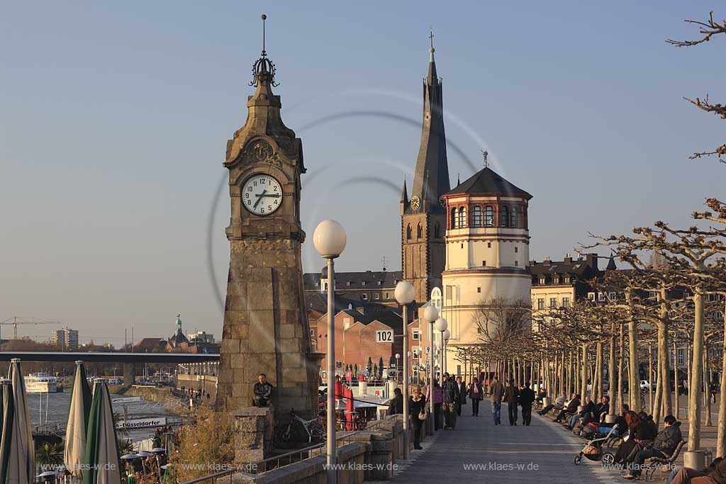 Altstadt, Dsseldorf, Duesseldorf, Niederrhein, Bergisches Land, Blick auf Rheinuferpromenade mit Pegeluhr, St. Lambertus Schlossturm und Menschen
