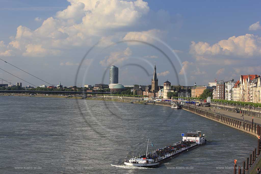 Blick aus suedlicher Richtung auf Rheinpromenade in Dsseldorf, Duesseldorf in Sommerstimmung mit Sicht auf Victoria Turm; Sankt Lambertus Kirchturm, Schlossturm mit Touristen, Besuchern