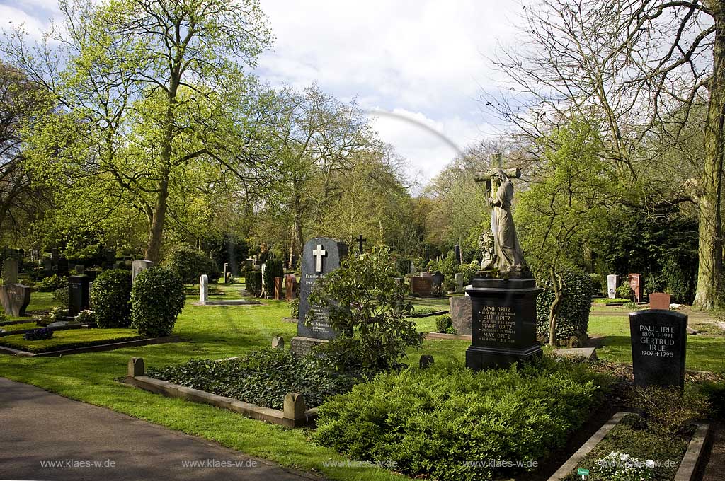 Duesseldorf Derendorf, Nordfriedhof Impression mit Skulptur und mehreren Graebern in Frhlingslandschaft; North cemetery with several graves and a sculpture in stringtime