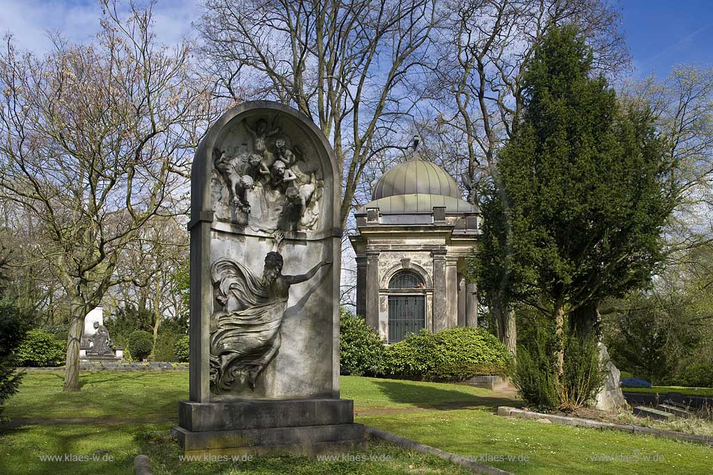 Duesseldorf Derendorf, Nordfriedhof Impression mit Skulptur bzw. Denmal und Mausoleum in Fruehlingslandschaft; North cemetery with a memorial and mausoleum in stringtime
