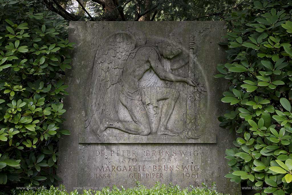 Duesseldorf Derendorf, Nordfriedhof, Grabstein mit Relieff am Grab des Dr. Peter Brunswig; North cemetery with gravestone with relief