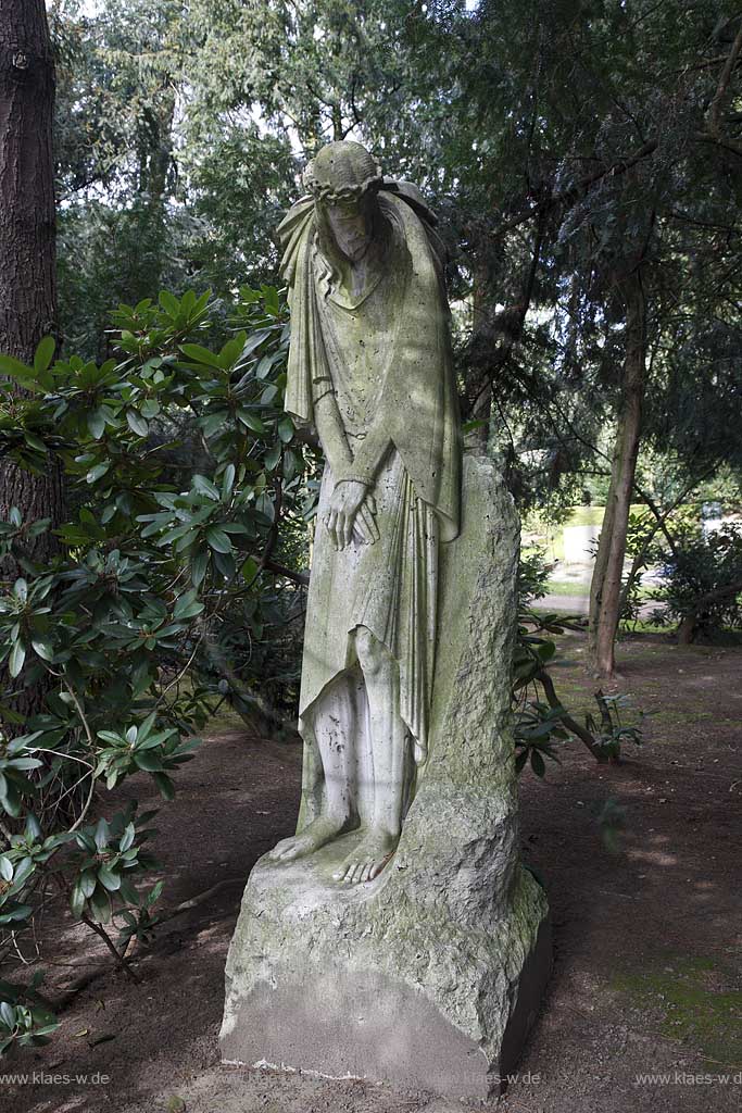 Duesseldorf Derendorf, Nordfriedhof, Skulptur Christusfigur; North cemetery sculure of christ
