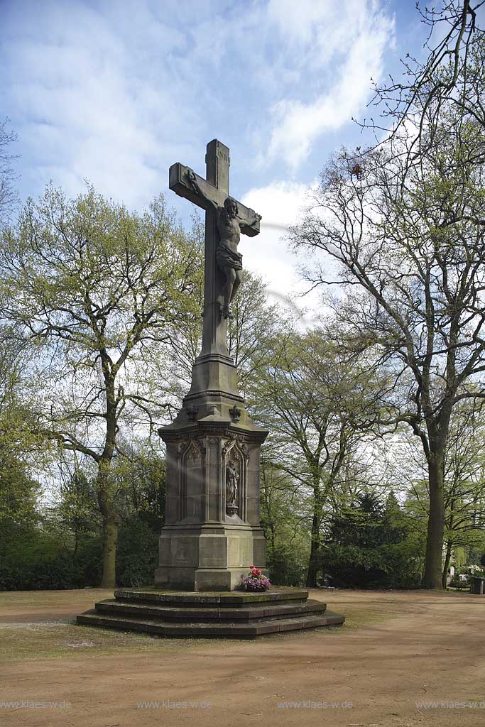 Duesseldorf Derendorf, Nordfriedhof Impression mit Hochkreuz in Frhlingslandschaft; North cemetery with high cross in stringtime