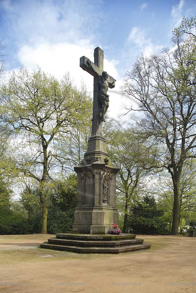 Duesseldorf Derendorf, Nordfriedhof Impression mit Hochkreuz in Frhlingslandschaft; North cemetery with high cross in stringtime