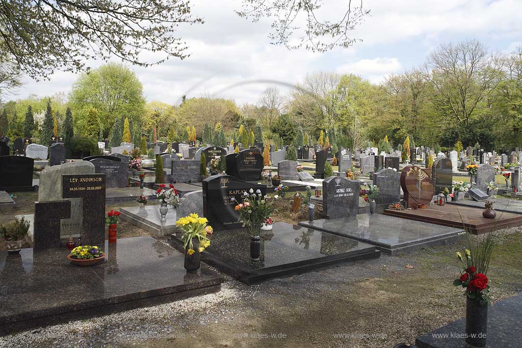 Duesseldorf Derendorf, Nordfriedhof, juedischer Friedhof mit verschiedenen Graebern im Fruehling; North cemetery jewish cemetery with several graves in springtime