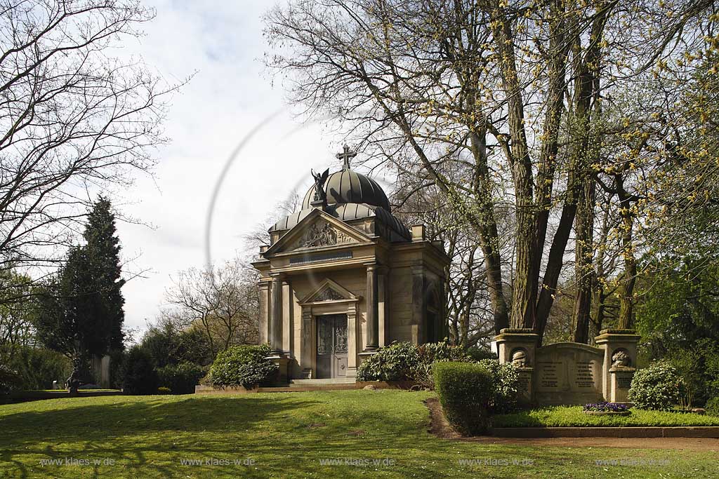 Duesseldorf Derendorf, Nordfriedhof, Mausoleum in Fruehlingslandschaft; North cemetery, mausoleum in springtime
