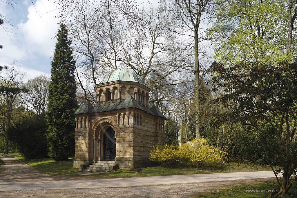 Duesseldorf Derendorf, Nordfriedhof, Mausoleum in Fruehlingslandschaft; North cemetery, mausoleum in springtime