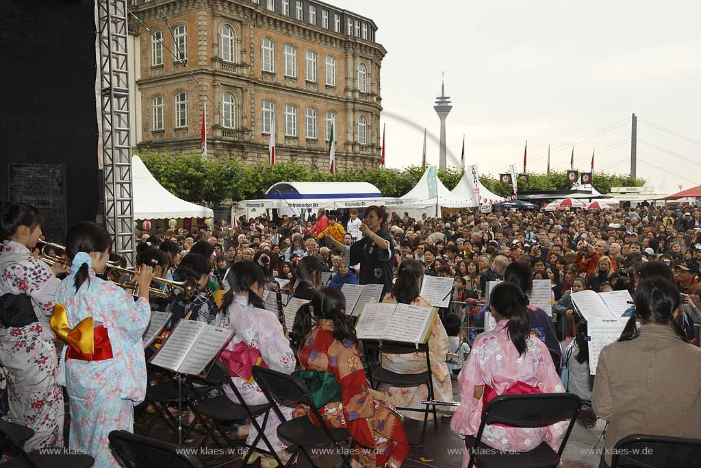 Japantag 2008 in Dsseldorf, Duesseldorf auf dem Burgplatz mit Blick ueber die Buehne mit Japanischen Musikerinnen in Kimonos auf das Publikum
