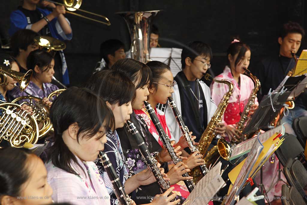 Japantag 2008 in Dsseldorf, Duesseldorf auf dem Burgplatz mit Sicht auf Japanische Musikerinnen in Kimonos mit Instrumenten beim Musizieren