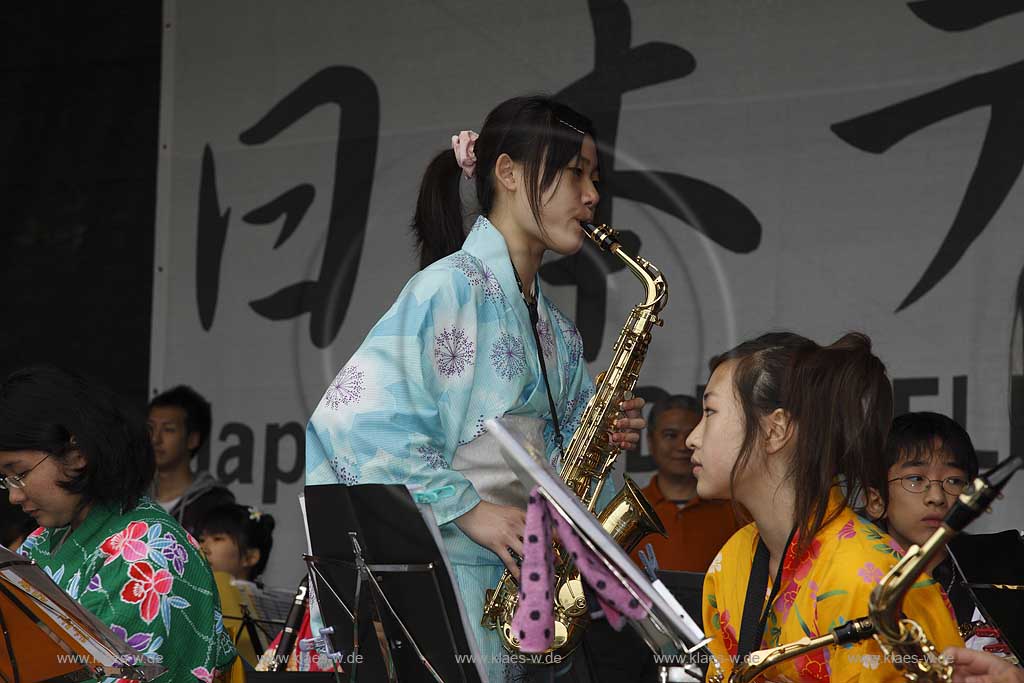 Japantag 2008 in Dsseldorf, Duesseldorf auf dem Burgplatz mit Sicht auf Japanische Musikerinnen in Kimonos mit Instrumenten beim Musizieren