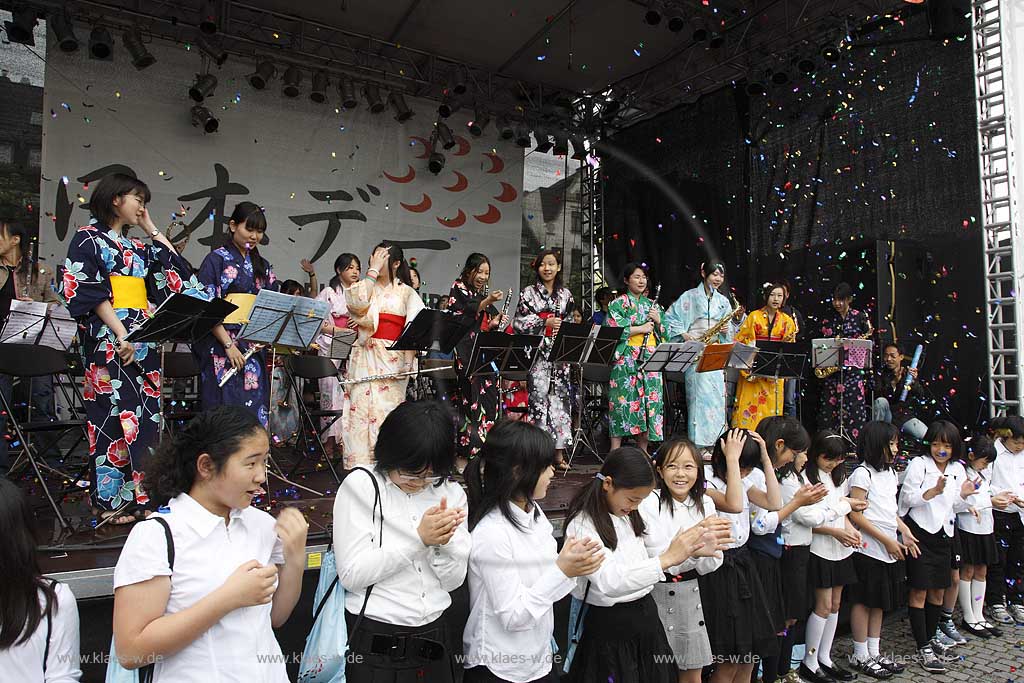 Japantag 2008 in Dsseldorf, Duesseldorf auf dem Burgplatz mit Sicht auf Japanische Schulmaedchen vor der Buehne mit Japanischen Musikerinnen in Kimonos beim Musizieren