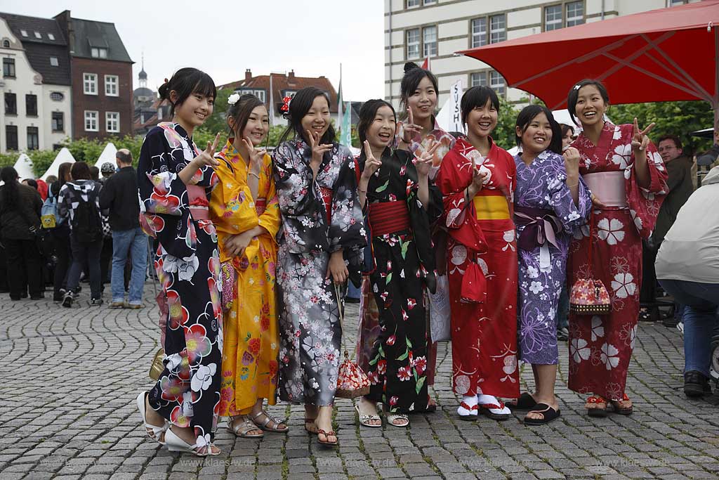 Blick auf eine Gruppe junger Japanerinnen in bunten Kimonos auf dem Burgplatz in Dsseldorf, Duesseldorf am Japantag 2008
