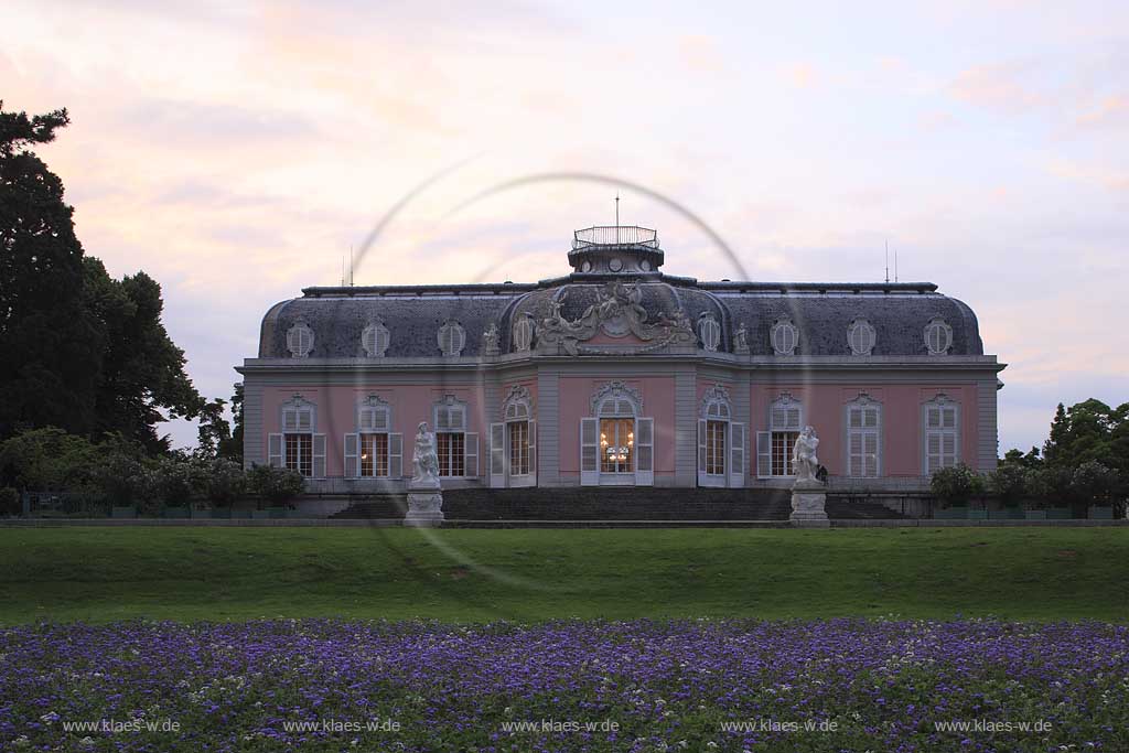 Blick auf Schloss, Lustschloss Benrath in Dsseldorf, Duesseldorf-Benrath in Fruehabendstimmung mit Sicht auf Blumenwiese im Schlosspark