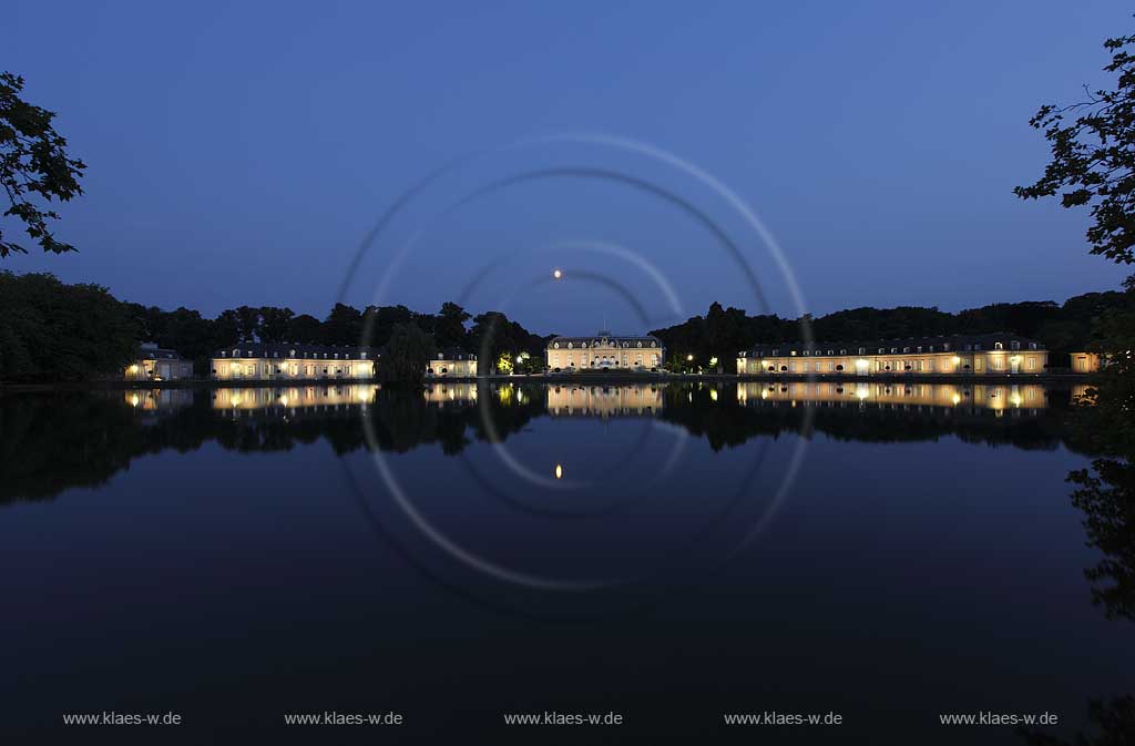 Blick ber, ueber den Frontweiher mit Spiegelbild auf Schloss Benrath in Dsseldorf, Duesseldorf-Benrath in Abendstimmung mit Mond
