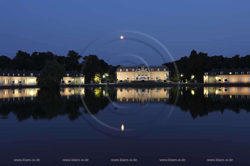 Blick ber, ueber den Frontweiher mit Spiegelbild auf Schloss Benrath in Dsseldorf, Duesseldorf-Benrath in Abendstimmung mit Mond