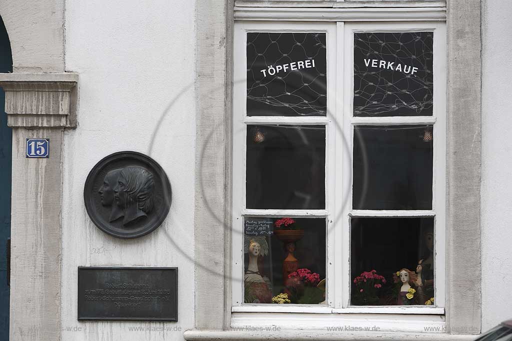 Blick auf Gedenktafel fuer Robert Schumann zum 175. Geburtstag am 8. Juni 1985 auf Fassade von seinem ehemaligen Wohnhaus in Dsseldorf, Duesseldorf-Carlstadt in der Bilker Strasse