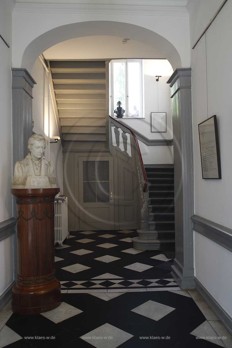 Blick in den Eingang, Eingangsbereich des Heinrich Heine Institut, Rheinisches Literaturarchiv in Dsseldorf, Duesseldorf-Carlstadt mit Sicht auf Bueste und Treppenhaus