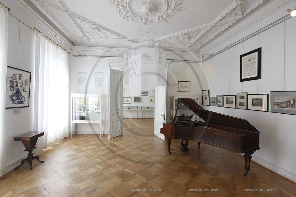 Blick in das Heinrich Heine Institut in Dsseldorf, Duesseldorf-Carlstadt mit Sicht auf Klems Klavier, bespielt von Clara Schumann 