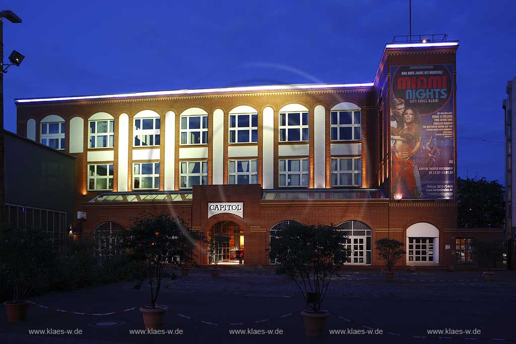 Flingern, Dsseldorf, Duesseldorf, Blick auf beleuchtetes Capitol Theater zur blauen Stunde mit Werbung fr, fuer Miami Nights Musical