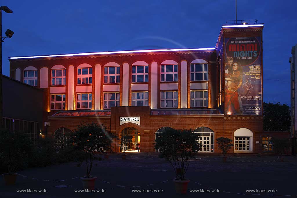 Flingern, Dsseldorf, Duesseldorf, Blick auf beleuchtetes Capitol Theater zur blauen Stunde mit Werbung fr, fuer Miami Nights Musical