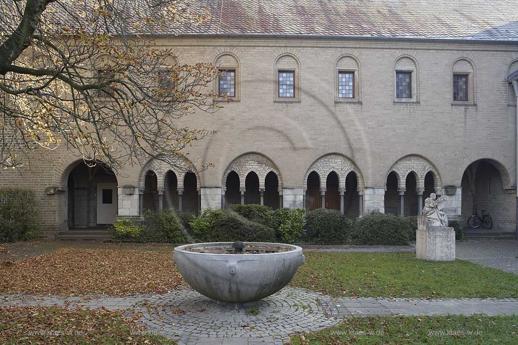 Dsseldorf, Gerresheim, Basilika St. Margareta, Stiftsgebude, vier Erdtteile Brunnen, Statue, heiliger Hippolyt, Krezugang